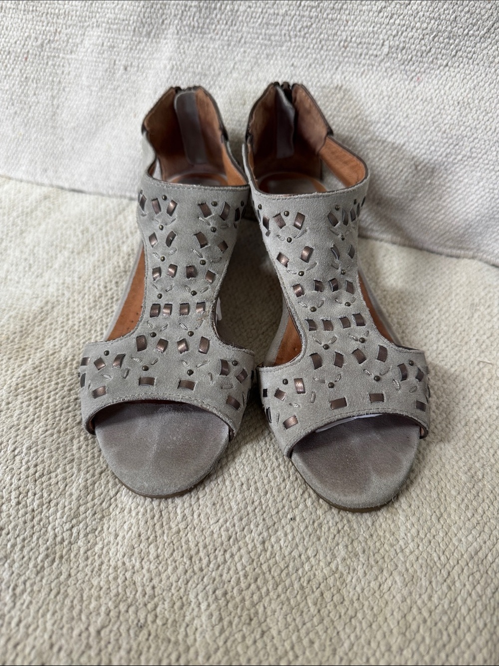 Clark’s artisan size 6 women’s Wedge Sandals with T-Strap and Decorative Cutouts